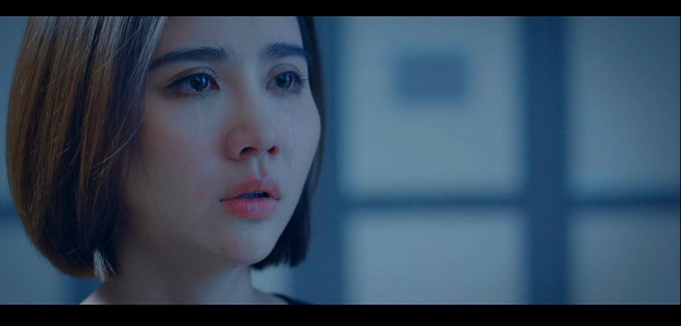 Vân Trang thất thần sau khi biết Duy bị tai nạn nghiêm trọng.