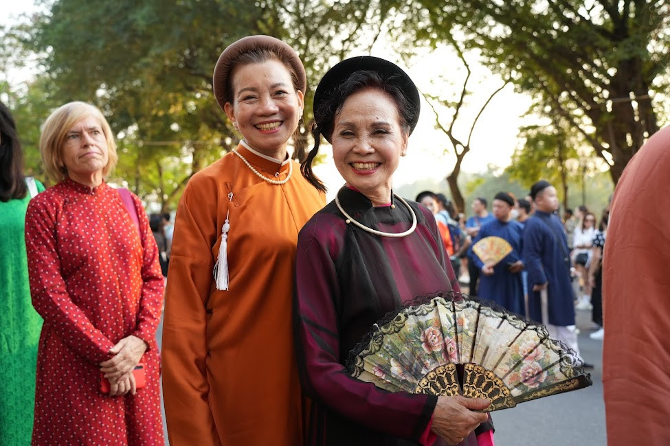 Chiều 17/11, khoảng 500 người mặc cổ phục Việt diễu hành quanh khu vực hồ Hoàn Kiếm (Hà Nội), hưởng ứng Ngày hội Việt phục Bách hoa bộ hành. Sự kiện quy tụ số lượng người tham gia diễu hành cổ phục lớn nhất từ trước đến nay trên các con phố trung tâm của Thủ đô.