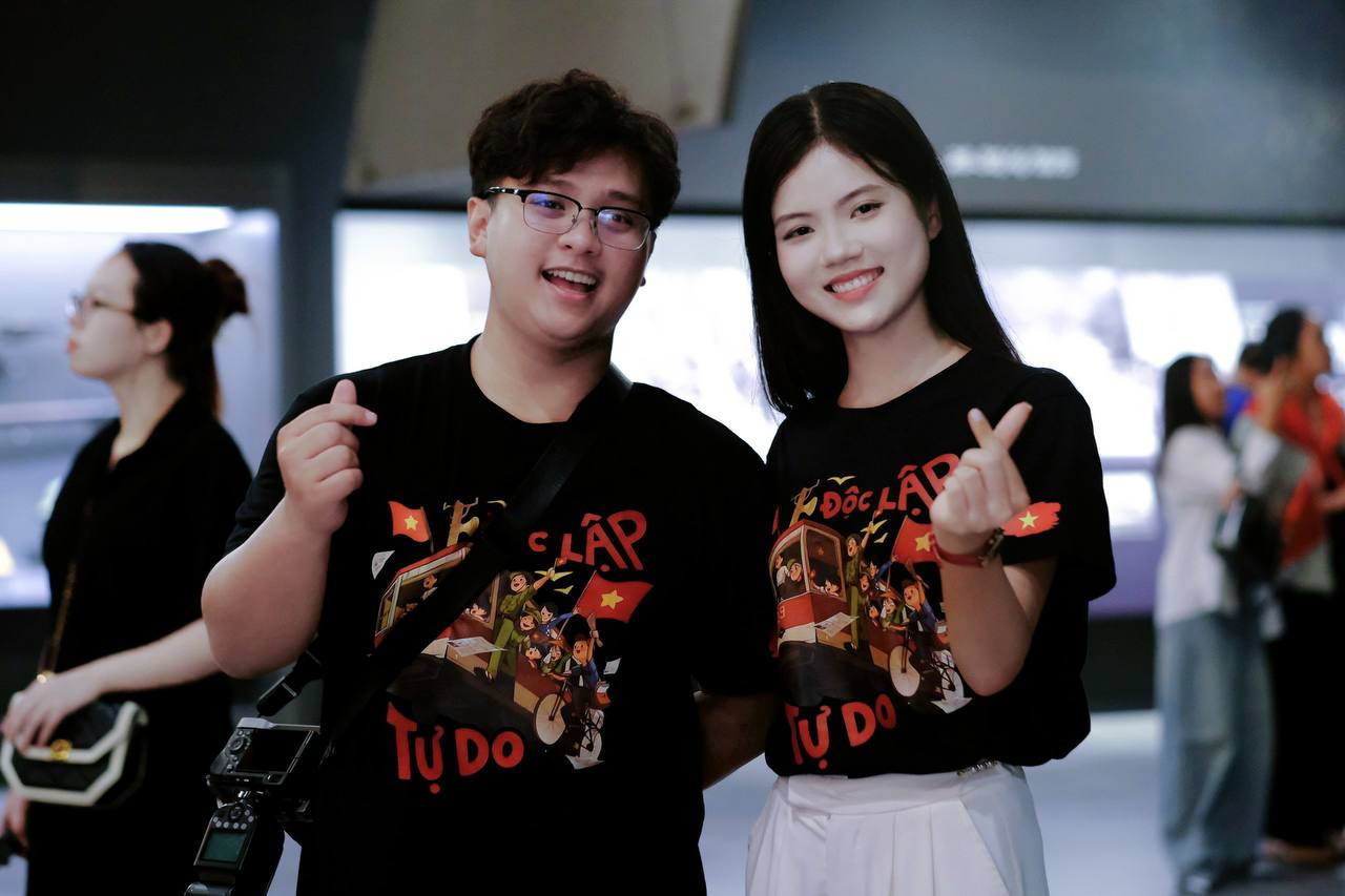 Cặp đôi từ TPHCM ra Hà Nội vào những ngày cận kề đại lễ.