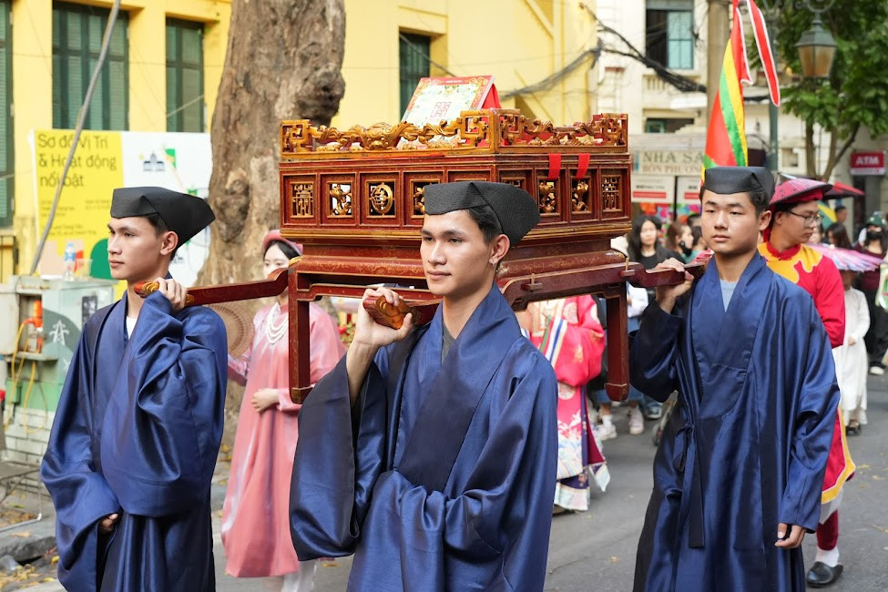 Năm 2014, diễn đàn Đại Việt Cổ Phong ra đời thúc đẩy phong trào nghiên cứu và thực hành cổ phục bởi người trẻ. Từ đây hoạt động tái hiện trang phục truyền thống nguyên bản phát triển mau chóng.