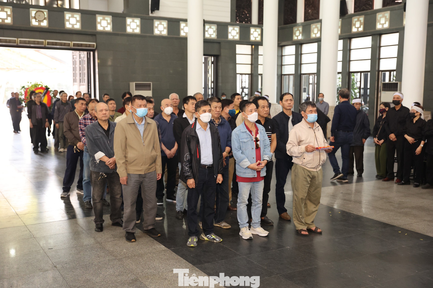 Tác phẩm của ông thể hiện tình yêu nồng nàn những lứa tuổi thanh xuân không tiếc mồ hôi, máu xương của mình cho đất nước, như chính cuộc đời ông là minh chứng sinh động. Nhà nghiên cứu Phan Cẩm Thượng đánh giá những ký họa lịch sử của Tôn Đức Lượng là một tư liệu quý giá "cho thấy những gương mặt lịch sử của người Việt Nam trong cuộc chiến". Ảnh: NHƯ Ý.