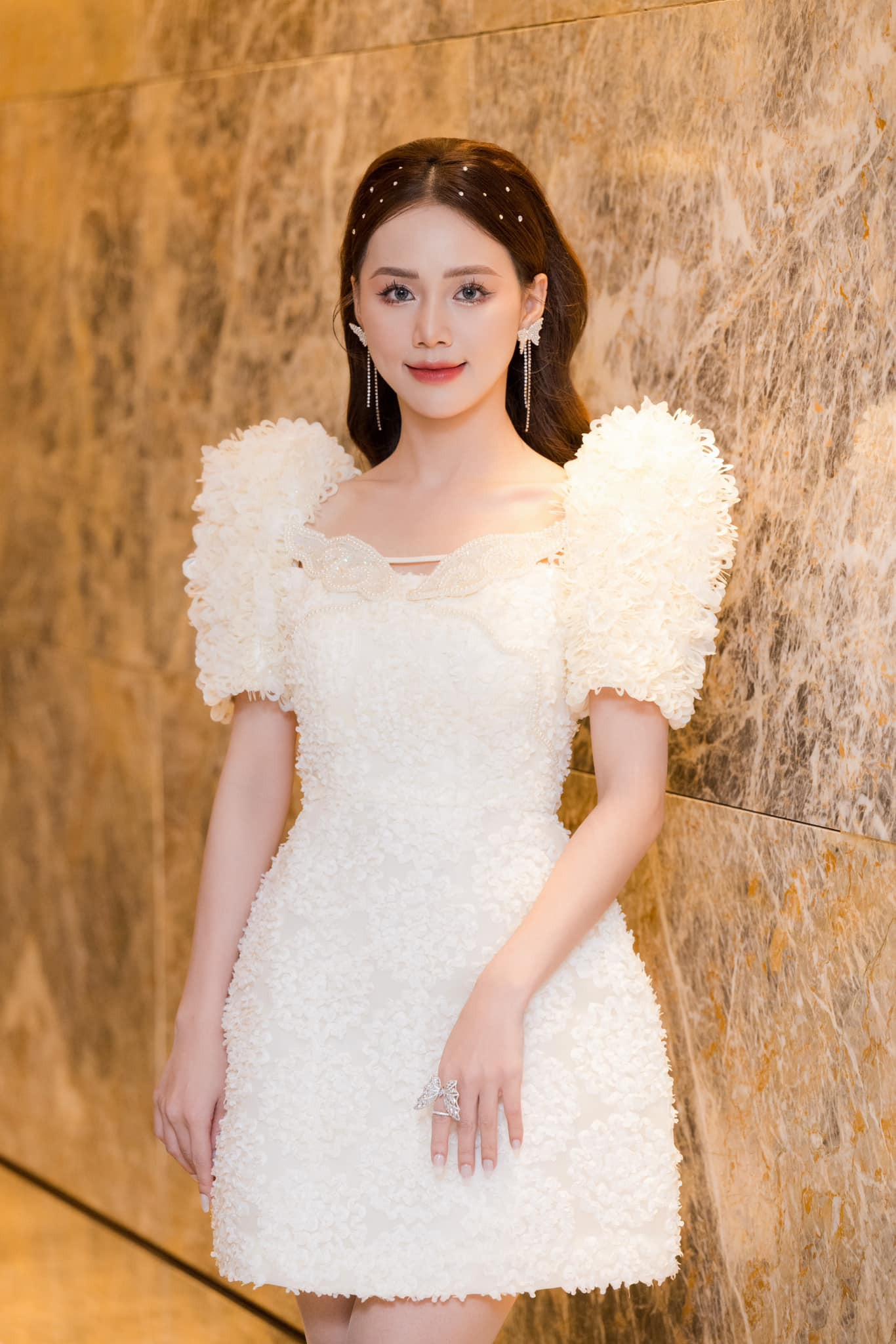 Trước đó, trong cuộc trò chuyện với Tiền Phong, Minh Thu tiết lộ ngoài đời cô là người chín chắn, hiểu chuyện, không nhõng nhẽo như Mai Anh trong Nơi giấc mơ tìm về hay Hải "quạt" của Phố trong làng. Trước đó, trong cuộc trò chuyện với Tiền Phong, Minh Thu tiết lộ ngoài đời cô là người chín chắn, hiểu chuyện, không nhõng nhẽo như Mai Anh trong Nơi giấc mơ tìm về hay Hải "quạt" của Phố trong làng.