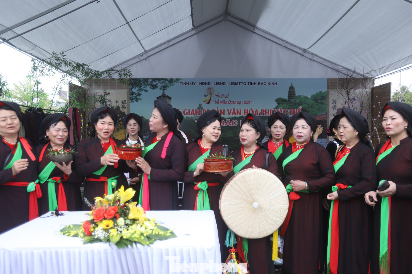 Nhiều hoạt động đặc sắc diễn ra xuyên suốt festival có thể kể đến: chương trình hát dân ca quan họ với chủ đề Sum họp trúc mai, giao lưu hát quan họ tại các nhà chứa, hoạt động trải nghiệm đường phố, triển lãm, trưng bày tư liệu, hiện vật, sản phẩm văn hóa, hoạt động thể thao và trò chơi dân gian. Ảnh: TRỌNG TÀI.