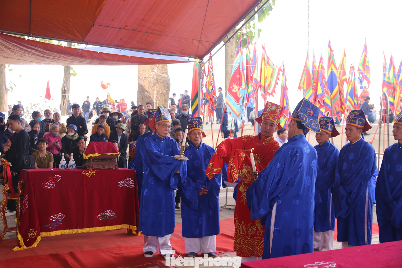 Lễ hội Phết Hiền Quan còn có màn kéo quân, các tiết mục giao lưu văn nghệ kéo dài đến 22h ngày 2/2. Chiều 3/2, lễ hội khép lại với phần rước nhang án và sắc phong từ đền về đình và chùa. Ảnh: GIA LINH.