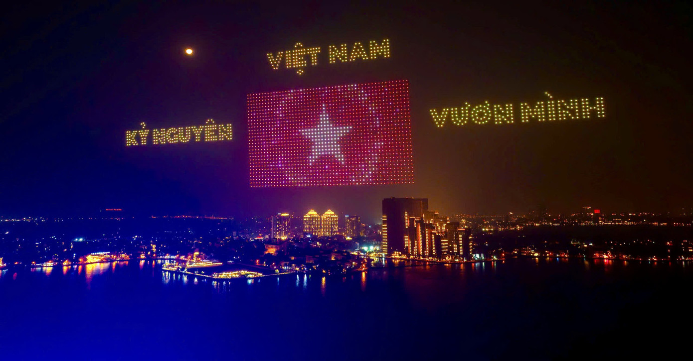 Đêm hòa nhạc có sự kết hợp giữa ánh sáng, dàn nhạc giao hưởng, drone. Trong đó, màn trình diễn drone lập kỷ lục về quy mô với 2.025 chiếc. Ba màn hình led to ở đầu đường Nguyễn Hoàng Tôn và Lạc Long Quân được bố trí phục vụ người dân.