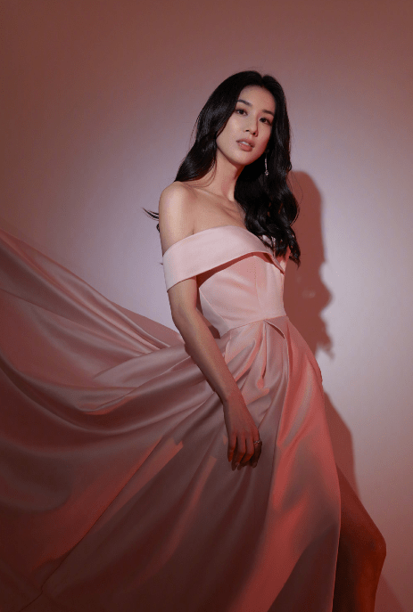 Mỹ nhân phim &quot;Tuyệt đỉnh Kungfu&quot; khoe thân hình thanh mảnh và vẻ đẹp cuốn hút, mái tóc xoăn lơi gợi cảm.