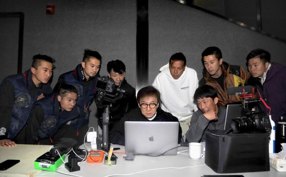 Nam diễn viên 67 tuổi vẫn miệt mài làm việc trên phim trường Nam diễn viên 67 tuổi vẫn miệt mài làm việc trên phim trường