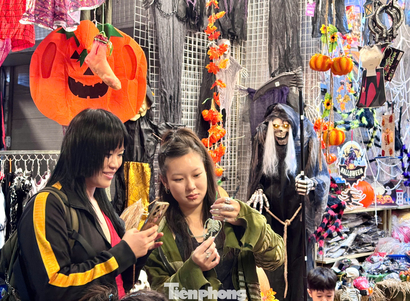 Đồ chơi Halloween dao động có giá thấp nhất từ vài chục nghìn đồng. Với mô hình lớn, giá thành lên đến vài triệu đồng/món. Mô hình bộ xương, bí ngô khổng lồ thường được mua để trang trí trong phòng khách hoặc các nhà hàng, quán cà phê.