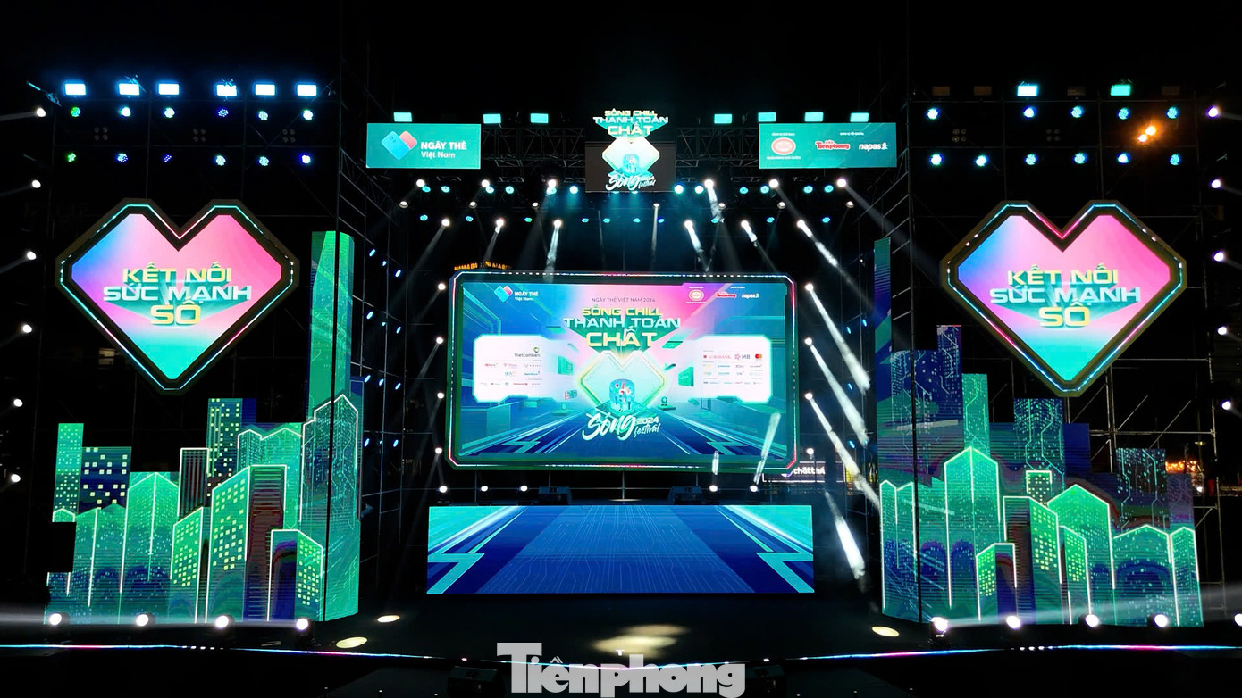 Ngày Thẻ Việt Nam 2024 - Sóng Festival sẽ diễn ra tại sân vận động Đại học Bách Khoa Hà Nội trong hai ngày 5 và 6/10. Chương trình được dẫn dắt bởi MC, Á hậu Thụy Vân và MC Tuấn Duy. Đến chiều 4/10, các hạng mục sân khấu và hệ thống gian hàng đã sẵn sàng cho sự kiện.