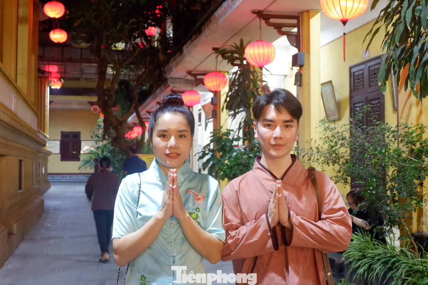 Phật tử Lê Ly Loan (Hai Bà Trưng, Hà Nội) - thuộc đạo tràng tổ Phật Ân chùa Quán Sứ - chia sẻ niềm hạnh phúc và biết ơn khi tế lễ. "Dịp này các Phật tử thể hiện sự báo ơn với công lao của bậc sinh thành bằng cách lên chùa hồi hướng. Đây là hoạt động rất ý nghĩa, cũng đem lại sự bình yên cho tâm hồn mỗi người".