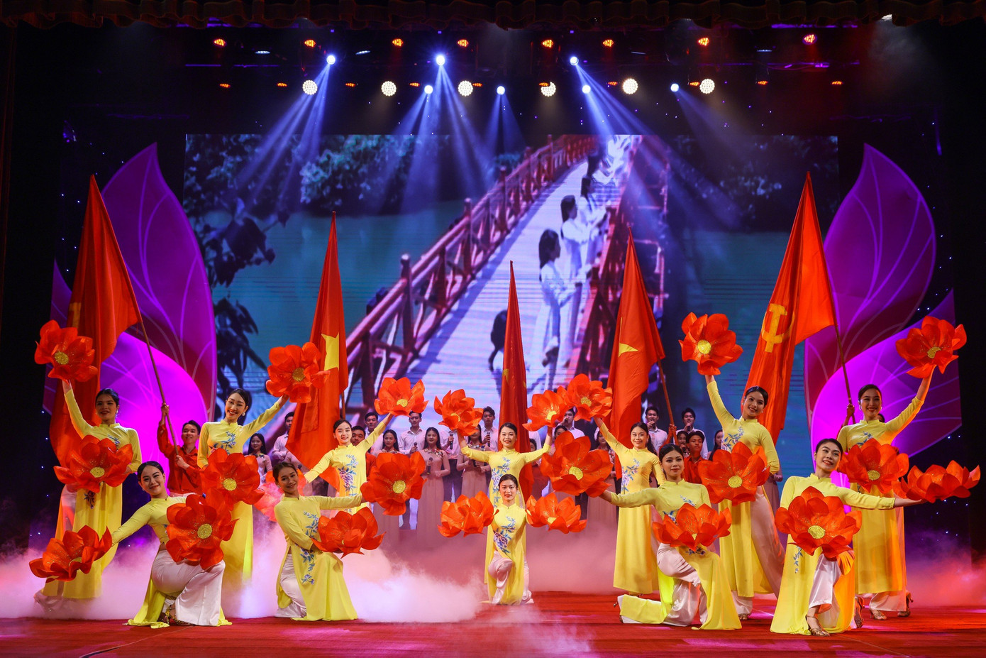 Chương trình nghệ thuật được dàn dựng công phu với nhiều ca khúc nổi tiếng: Việt Nam ơi mùa xuân đến rồi do nhóm Phương Nam, nhóm Thời gian cùng Hợp xướng và Vũ đoàn Mây biểu diễn, NSND Mai Hoa, NSƯT Việt Hoàn cùng Hợp xướng thể hiện ca khúc Vươn tới đỉnh cao. NSND Thanh Lam trình bày ca khúc Đất nước của nhạc sĩ Phạm Minh Tuấn...