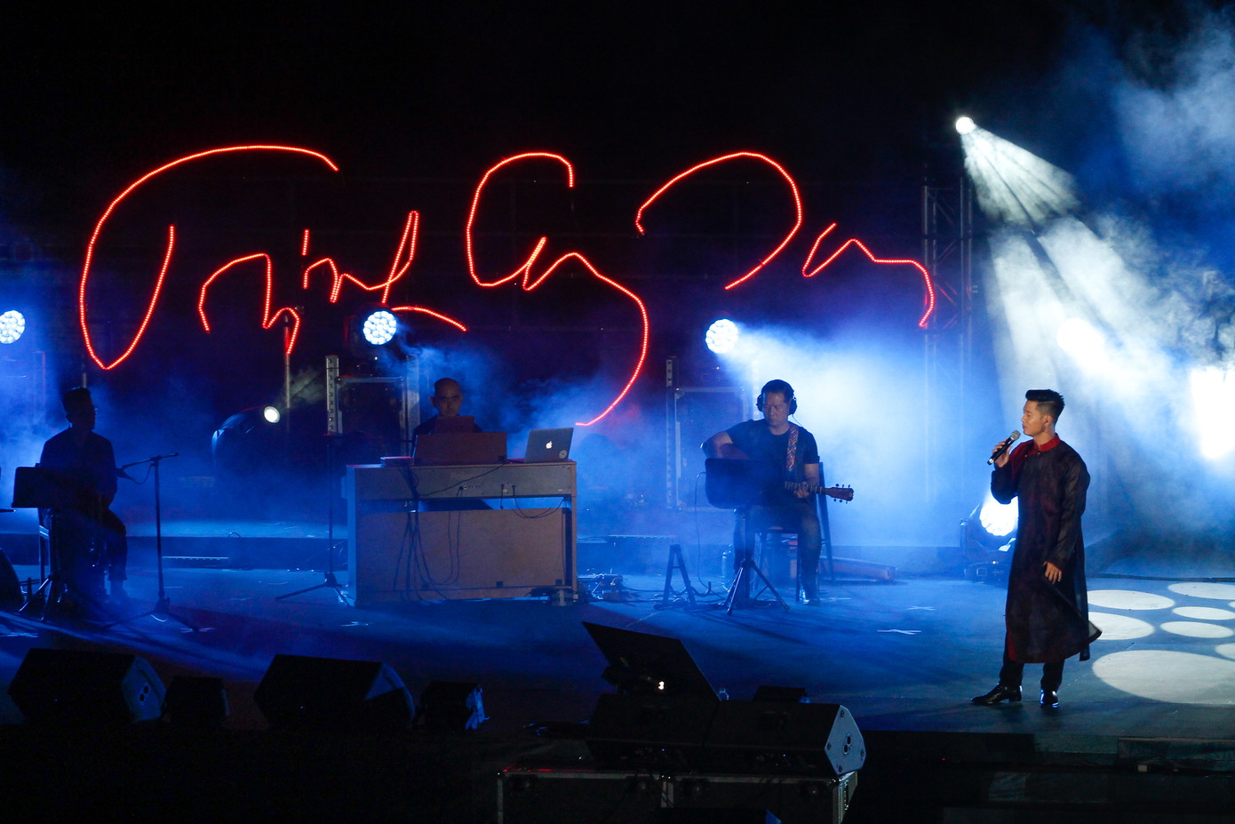 Đêm nhạc Trịnh có sự tham gia của nghệ sĩ trong nước và quốc tế.