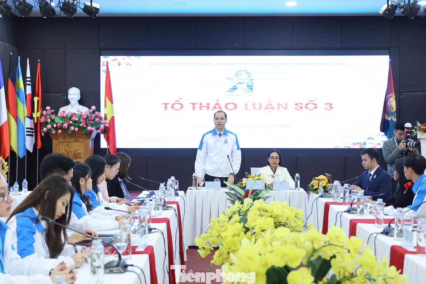 Tổ thảo luận số 3 tại Đại học Quốc gia Hà Nội. Tổ thảo luận số 3 tại Đại học Quốc gia Hà Nội.