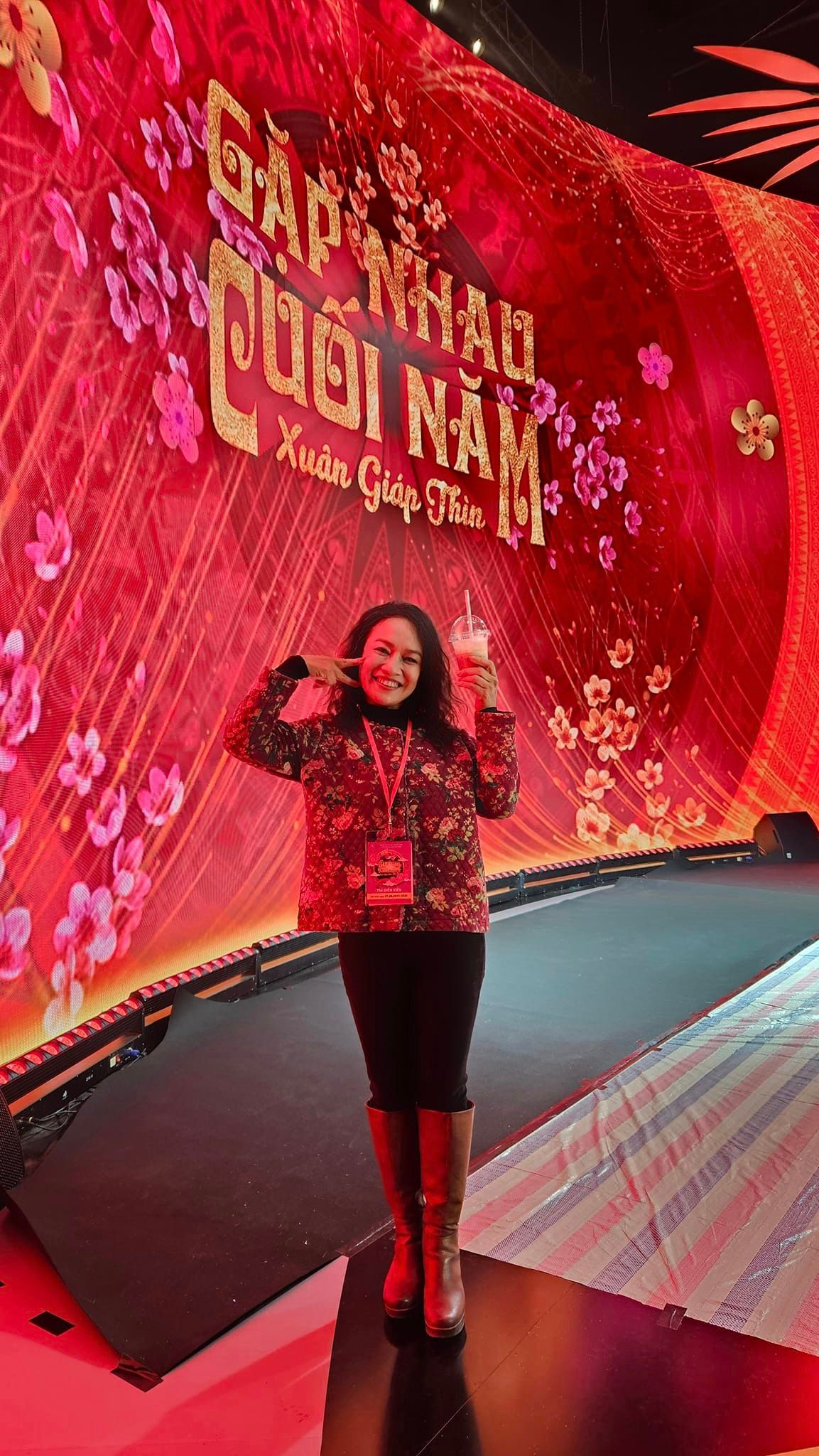 Chia sẻ về lần đầu tham gia Táo Quân, nữ diễn viên bộc bạch: &quot;Cả nhà không thể biết được là áp lực, lo lắng và cả sợ như thế nào đâu. Biết bao cảm xúc. Chúng tôi đã bên nhau vượt qua mọi khó khăn, áp lực&quot;.