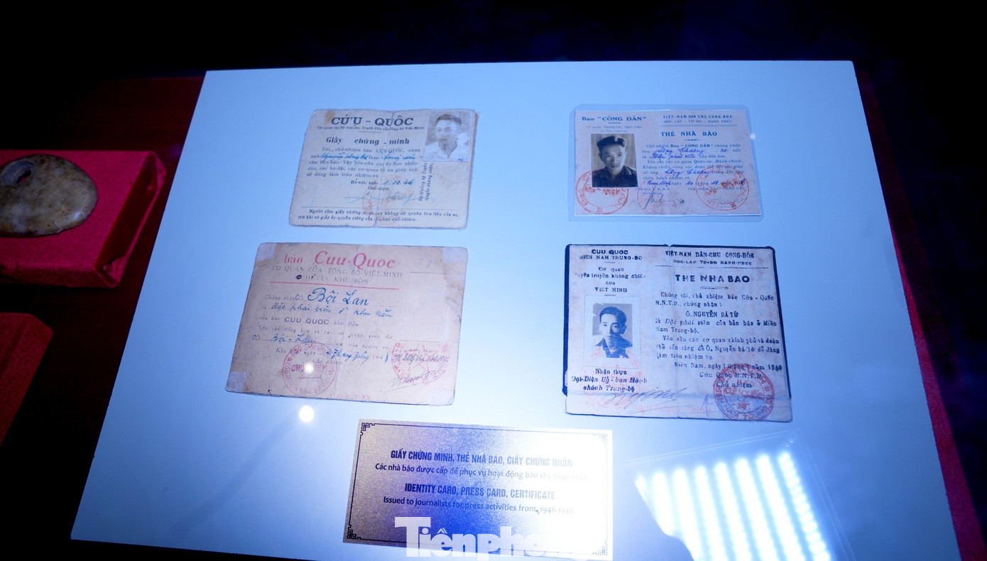 Thẻ nhà báo của một số nhà báo cách mạng khắp ba miền được bảo tàng dày công sưu tầm và trưng bày.