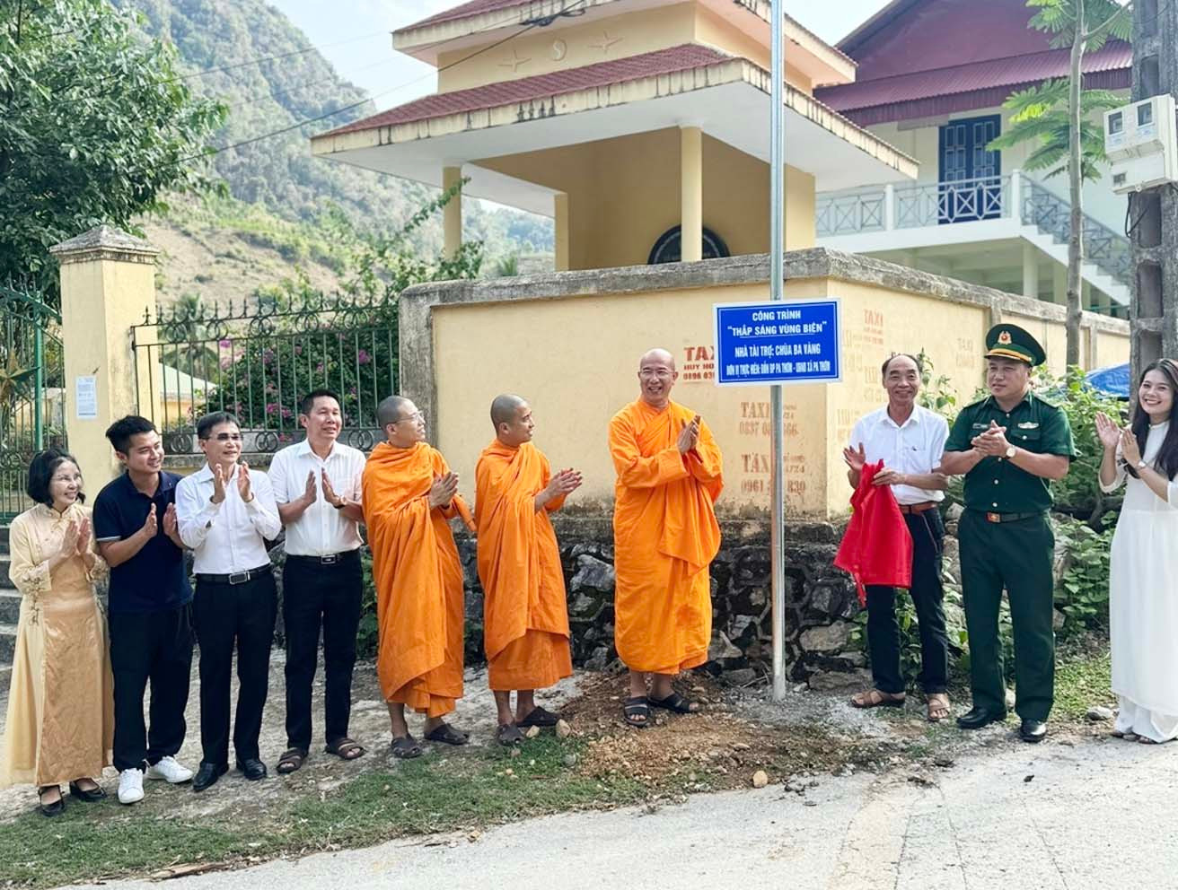 Các chư tăng chùa Ba Vàng cùng đại diện đồn biên phòng Pa Thơm khánh thành công trình Thắp sáng vùng biên. Các chư tăng chùa Ba Vàng cùng đại diện đồn biên phòng Pa Thơm khánh thành công trình Thắp sáng vùng biên.