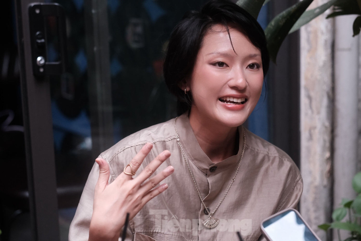 "Đóng phim với nhiều diễn viên nổi tiếng, tôi tự tạo áp lực cho mình. Yếu tố quyết định để tôi được nhận vai Ba Hương có lẽ là sự lì lợm, quyết tâm. Đó cũng là những tính cách của nhân vật", Hồ Thu Anh nói.