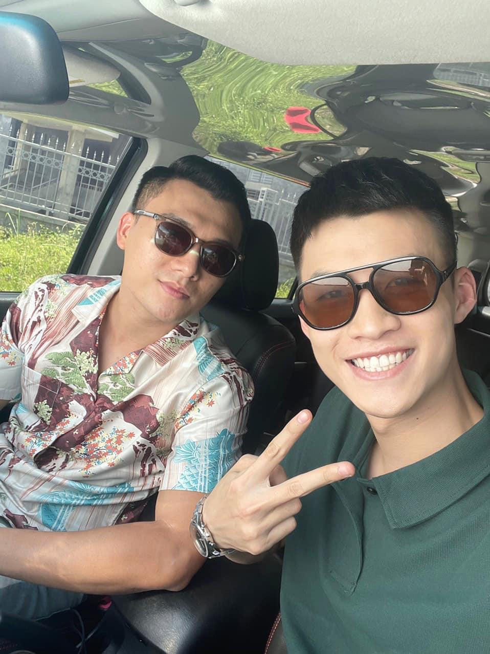 Duy Khánh và Xuân Phúc tranh thủ &quot;check-in&quot; trong một cảnh quay chung trong phim chính luận &quot;Đấu trí&quot;.