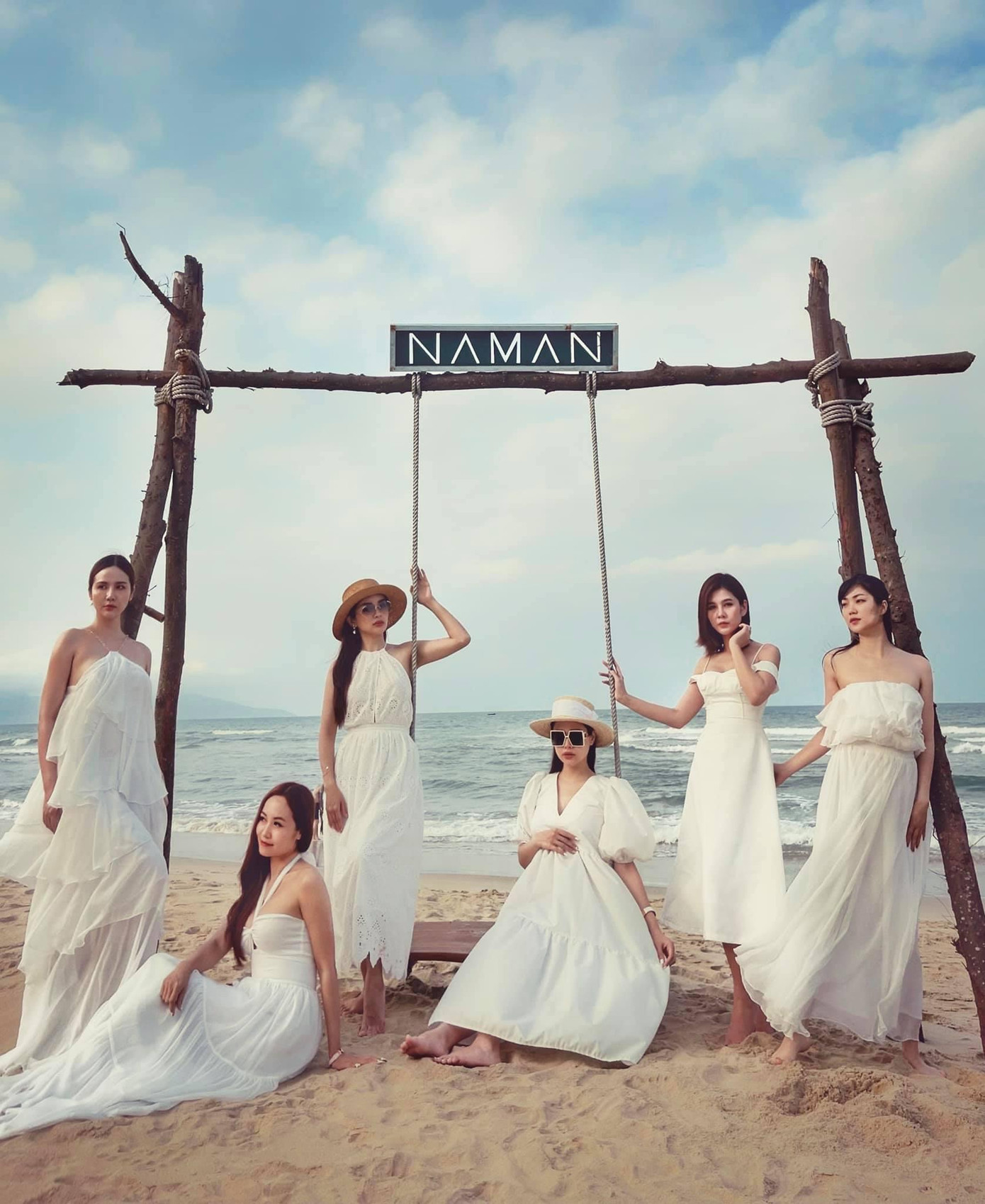 Cả nhóm diện trang phục trắng ton sur ton, thả dáng yêu kiều bên bờ biển
