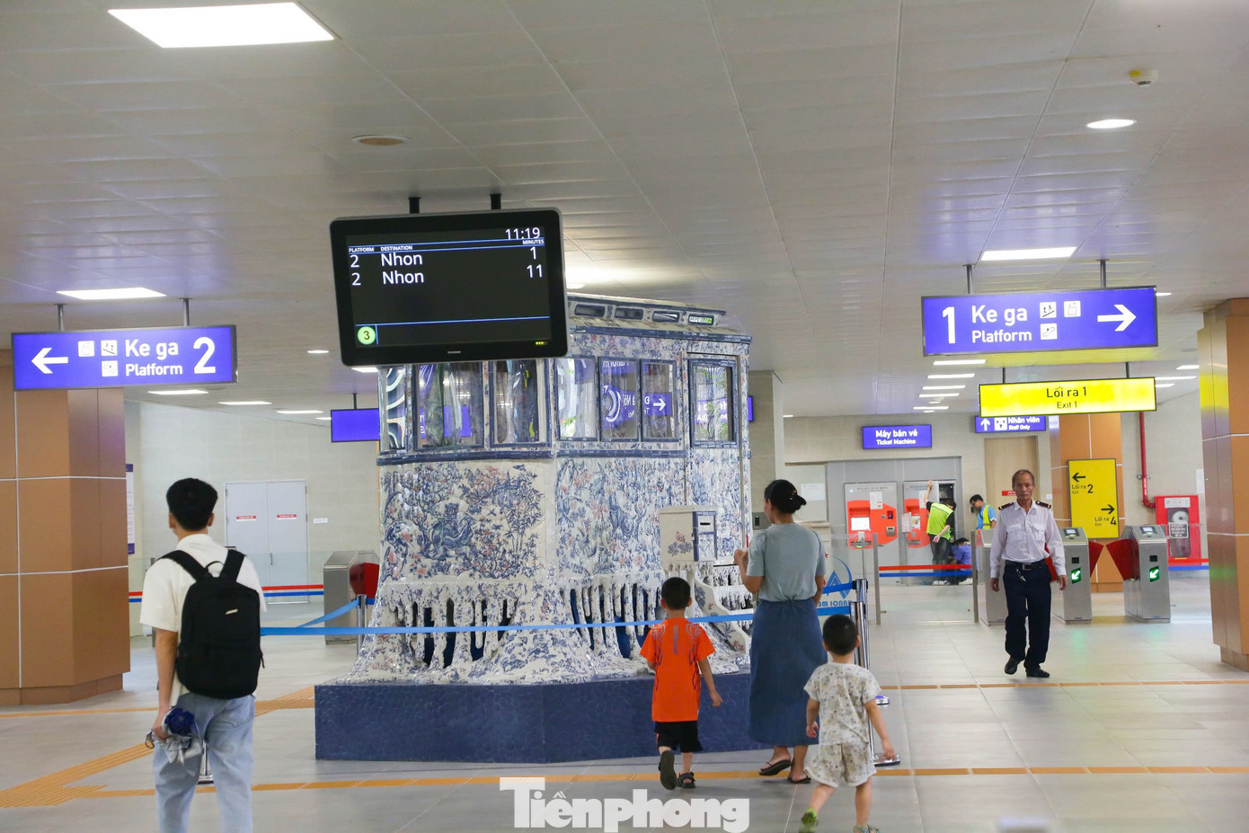 Đội ngũ thi công cũng tốn tròn 3 tháng từ sáng tới đêm để hiện thực hóa bản vẽ. Anh Nguyễn Xuân Lam tách khu vườn của mình thành hơn 206 mảnh ghép. Sau đó các nghệ nhân dùng kỹ thuật in lụa (screen printing) chuyển hóa trực tiếp nét vẽ lên đất sét.