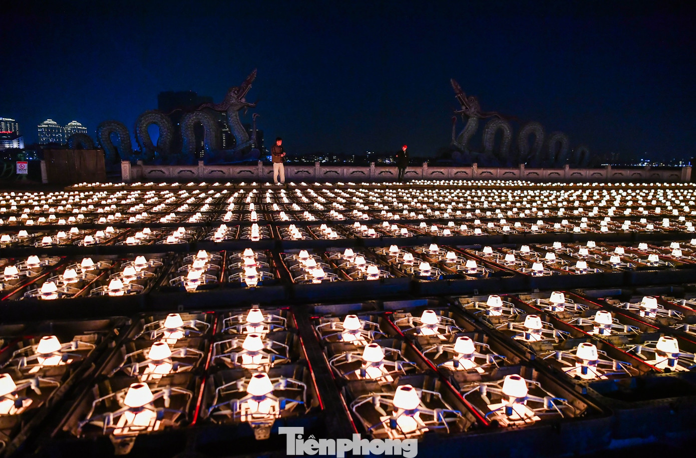 Cận cảnh trận địa drone tại Hồ Tây. Theo ban tổ chức, đây là lần đầu công nghệ drone ánh sáng được sử dụng trên quy mô lớn với màn trình diễn của drone rồng thế hệ mới. Mỗi drone được lập trình công phu, tạo nên những hình ảnh gắn liền với Thủ đô.
