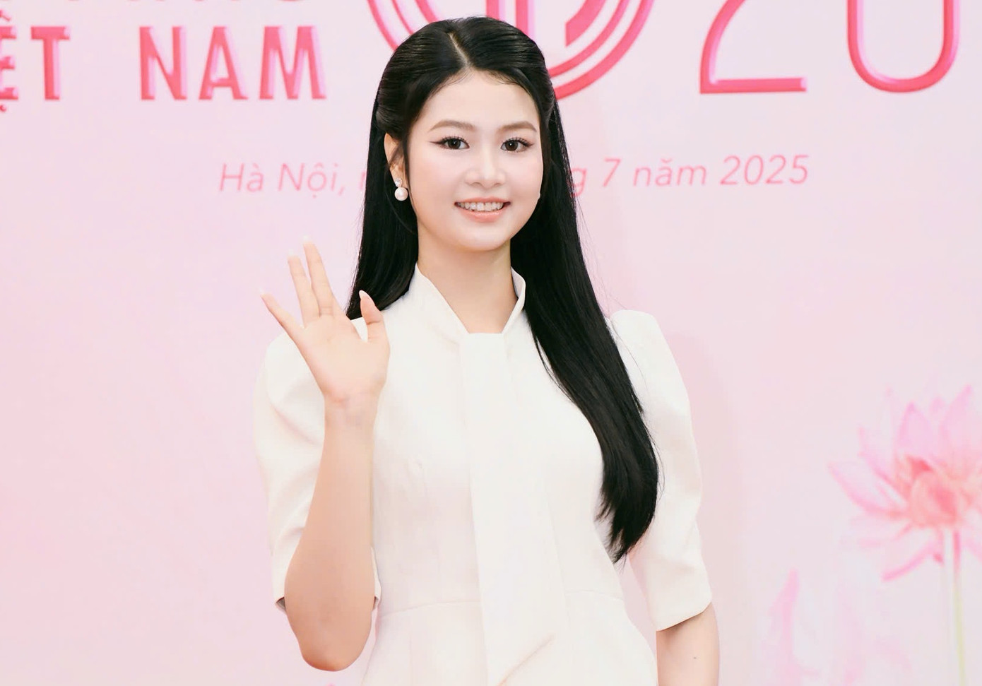 Người đẹp top 5 Hoa hậu Việt Nam 2024 - Hồ Ngọc Phương Linh - diện trang phục trắng thanh lịch tại buổi họp báo chiều 1/7. Phương Linh nói sau cuộc thi cô vẫn tiếp tục trau dồi bản thân, rèn luyện các kỹ năng trình diễn.