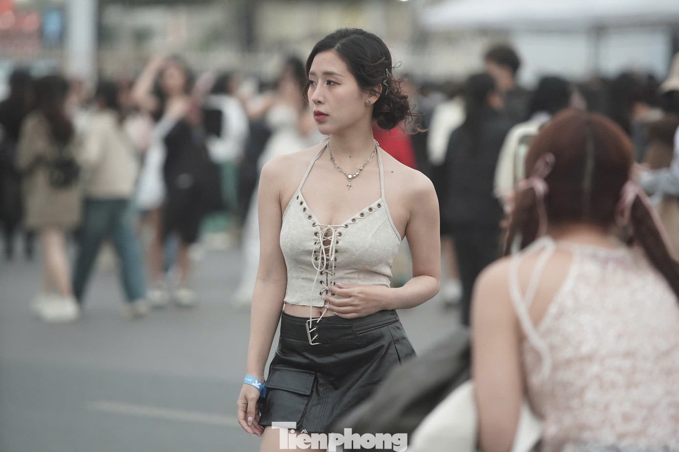 Khán giả check-in trước giờ vào sân. Khán giả check-in trước giờ vào sân.