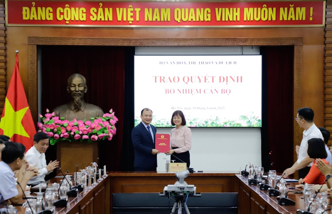 Thứ trưởng Thường trực Lê Hải Bình trao quyết định điều động, bổ nhiệm bà Nguyễn Thị Hoa Mai giữ chức Phó cục trưởng Cục Du lịch quốc gia Việt Nam. Ảnh: Bộ VHTTDL.