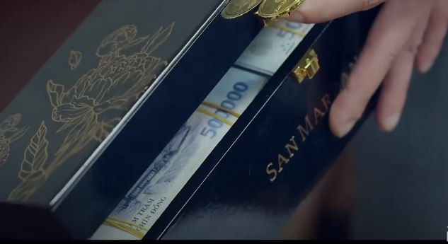 Chai rượu &quot;chống dịch&quot; chứa những cọc tiền bên trong. Ảnh: CMH.