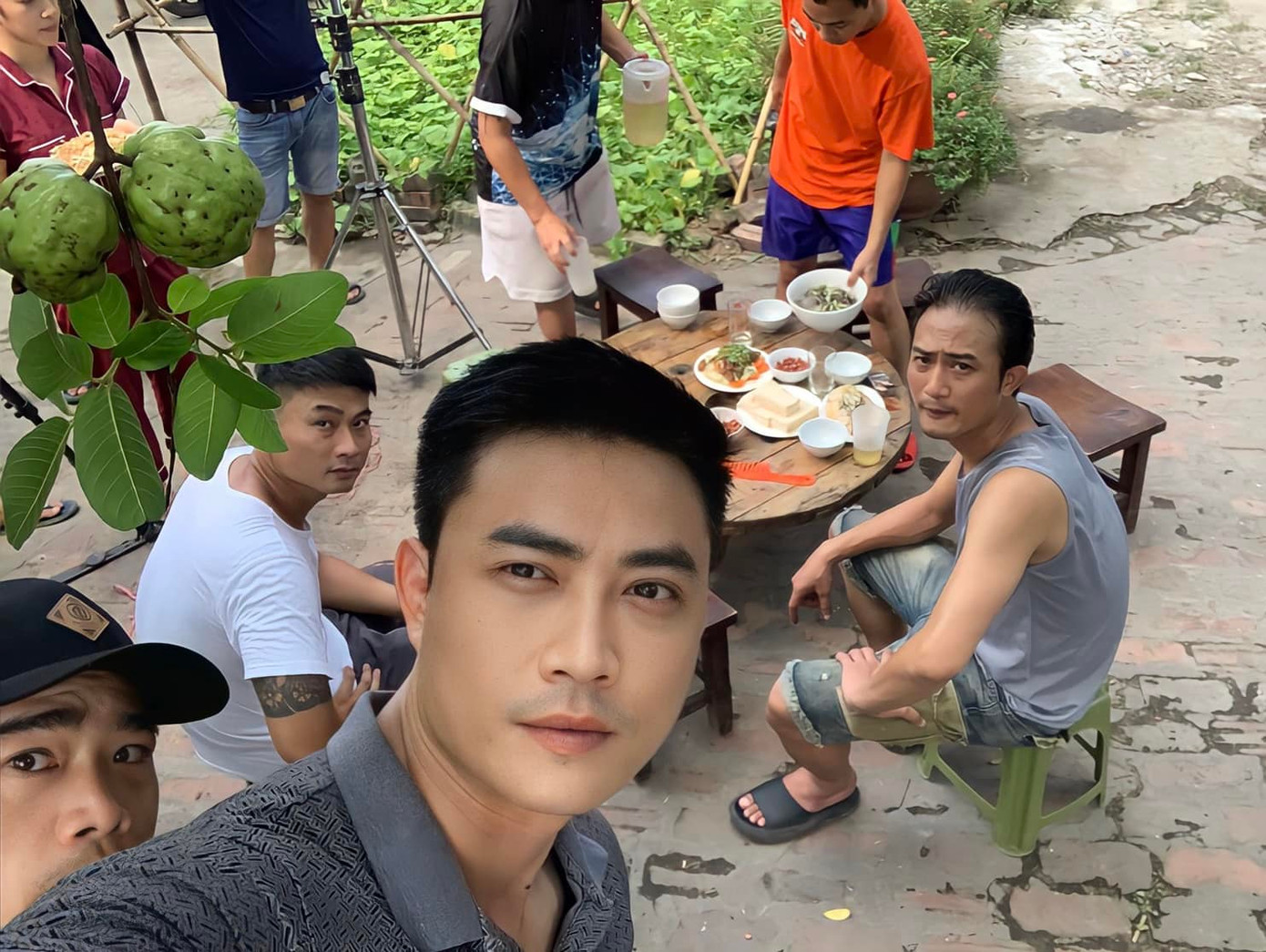 Ở chặng đầu phim, Hiếu liên tiếp gặp rắc rối khi chưa tìm được công việc thích hợp. Hùng (Tiến Lộc) ban đầu tưởng như là tình địch của Hiếu. Tuy nhiên, khi em gái Hùng đến sống ở xóm trọ, Hùng và Hiếu có cơ hội hiểu nhau hơn. Ở chặng đầu phim, Hiếu liên tiếp gặp rắc rối khi chưa tìm được công việc thích hợp. Hùng (Tiến Lộc) ban đầu tưởng như là tình địch của Hiếu. Tuy nhiên, khi em gái Hùng đến sống ở xóm trọ, Hùng và Hiếu có cơ hội hiểu nhau hơn.