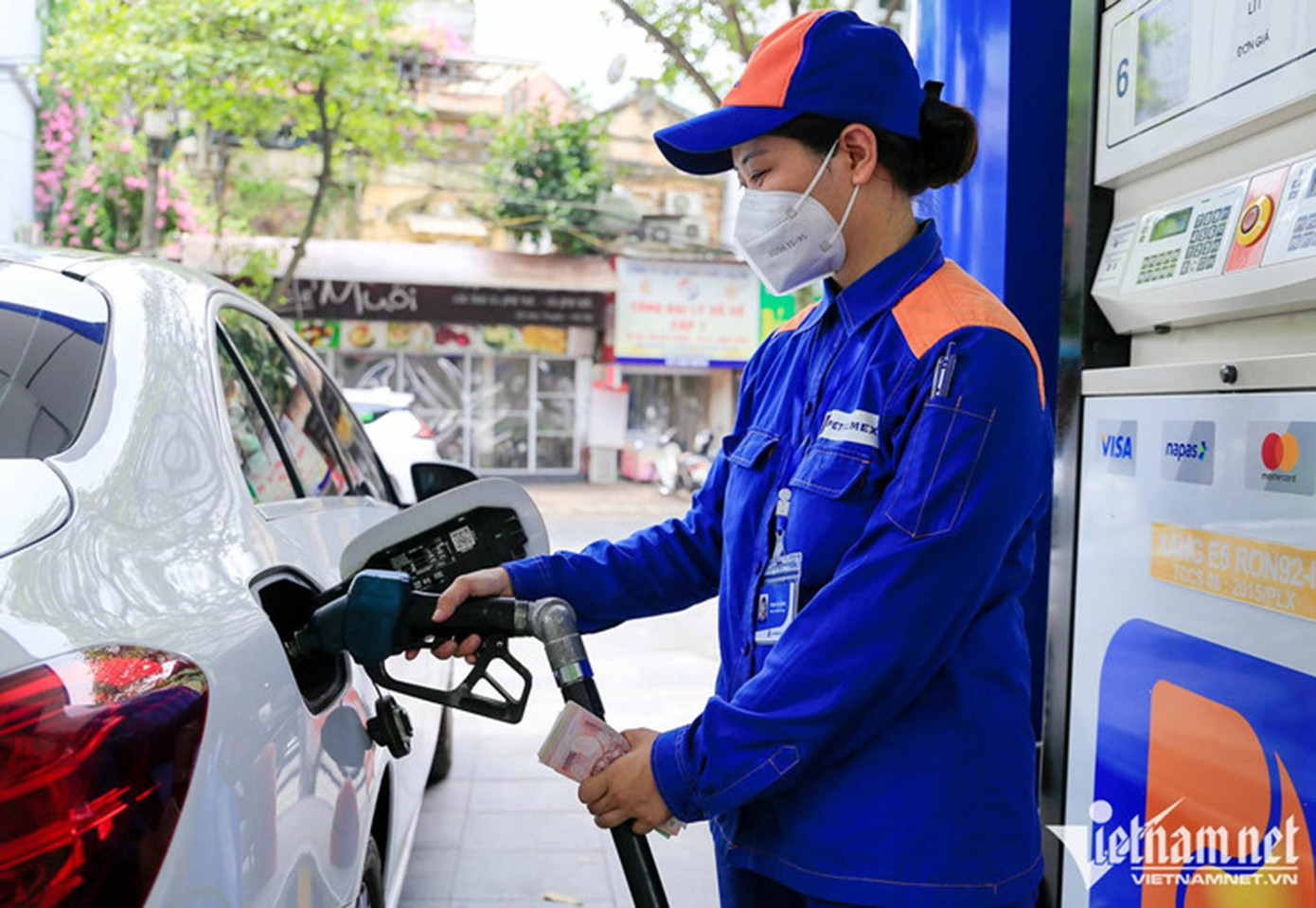 Giá xăng trong nước được điều chỉnh tăng. Ảnh: Tuấn Anh.