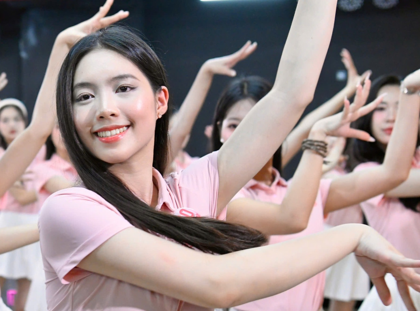 Thí sinh Trần Ngọc Châu Anh có sở trường về âm nhạc. Cô nắm bắt tốt các động tác mà huấn luyện viên đưa ra.