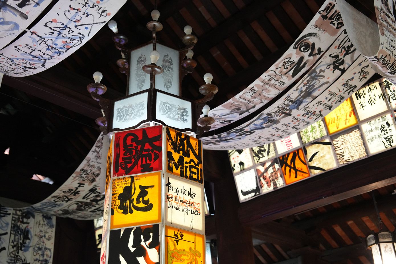 Nghiên bút còn thơm quy tụ các tác phẩm của 15 thư pháp gia trên toàn quốc. Nghiên bút còn thơm quy tụ các tác phẩm của 15 thư pháp gia trên toàn quốc.