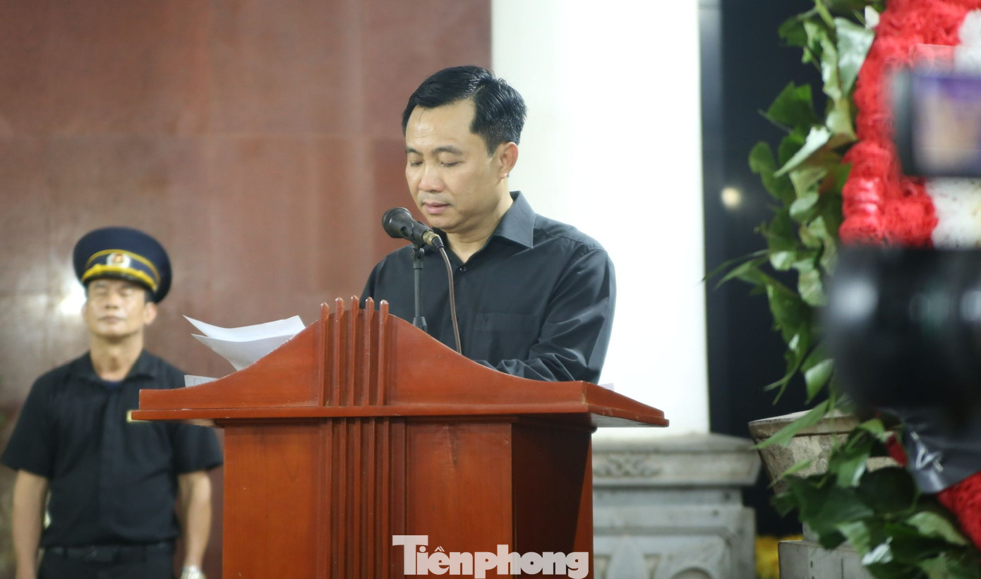 NSƯT Đỗ Thanh Hải đọc điếu văn tại lễ tang đạo diễn Nguyễn Khắc Lợi. NSƯT Đỗ Thanh Hải đọc điếu văn tại lễ tang đạo diễn Nguyễn Khắc Lợi.