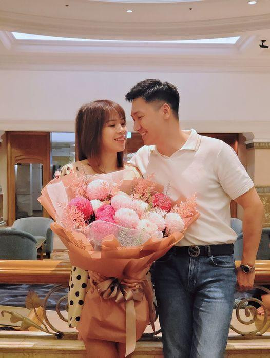 Mạnh Trường đăng ảnh ngọt ngào mừng sinh nhật bà xã Phương Phạm.