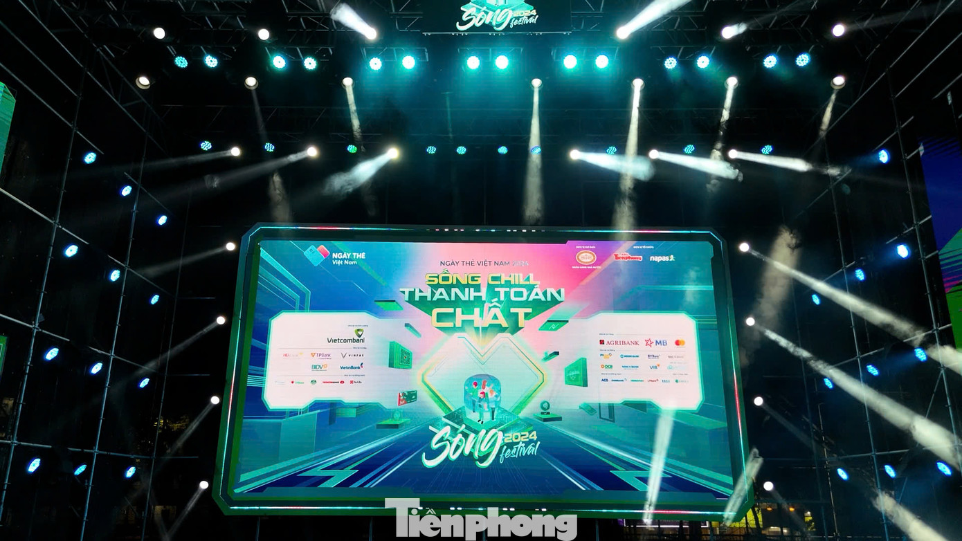 Sân khấu Ngày Thẻ Việt Nam 2024 - Sóng Festival được thiết kế hiện đại với hai tầng. Màn hình LED được bố trí khéo léo, tạo hiệu ứng sân khấu mở rộng.