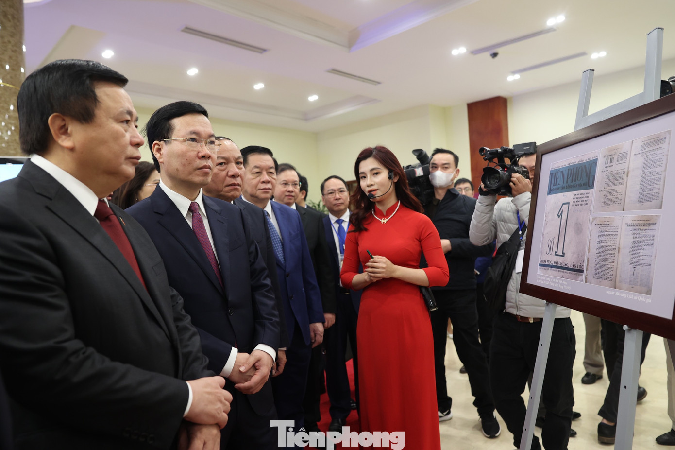 Các đại biểu nghe thuyết minh về các bức ảnh quý được giới thiệu tại triển lãm. Ảnh: Như Ý.