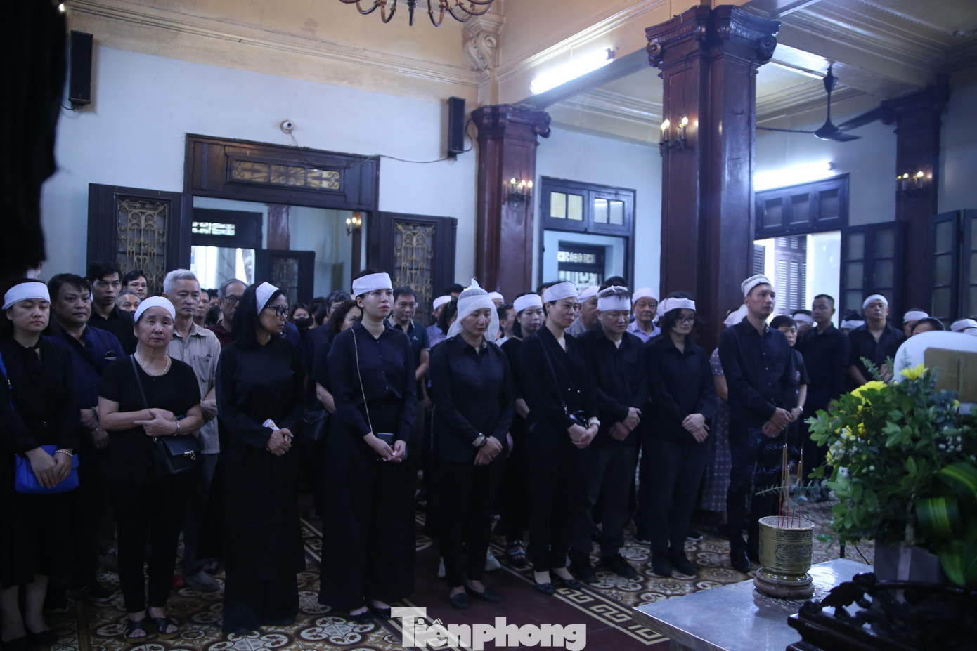 Gia đình NSND Nguyễn Hữu Phần xúc động trong phút chia ly. Gia đình NSND Nguyễn Hữu Phần xúc động trong phút chia ly.