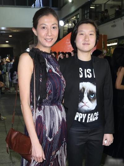 Suốt quãng thời gian sau này, Ngô Ỷ Lợi một mình nuôi con, từ bỏ làng giải trí. Ở tuổi 47, hoa hậu châu Á nức tiếng một thời không còn giữ vẻ sang chảnh, kiêu kì. Cô thường xuất hiện giản dị, đôi lúc xuề xòa Suốt quãng thời gian sau này, Ngô Ỷ Lợi một mình nuôi con, từ bỏ làng giải trí. Ở tuổi 47, hoa hậu châu Á nức tiếng một thời không còn giữ vẻ sang chảnh, kiêu kì. Cô thường xuất hiện giản dị, đôi lúc xuề xòa