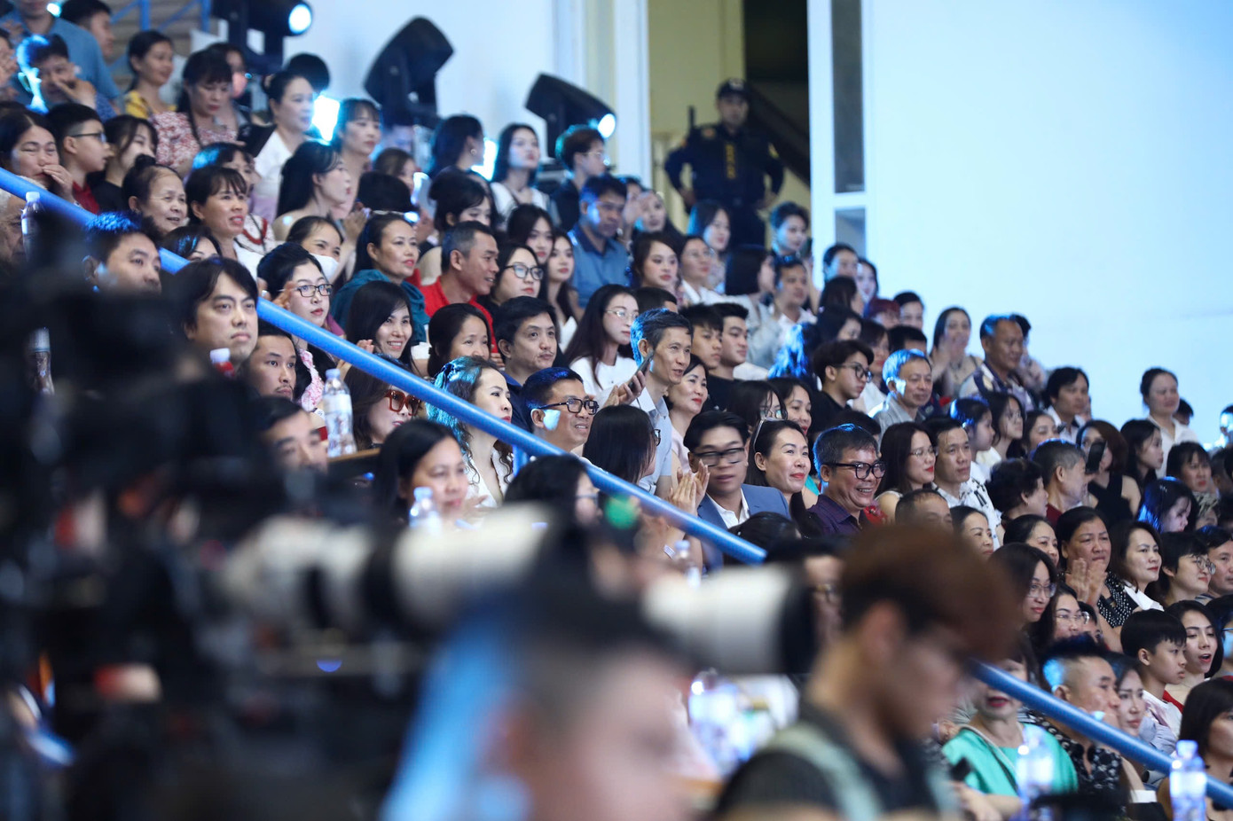 Khán giả lấp kín Cung Thể thao Quần Ngựa để cổ vũ cho 41 thí sinh.