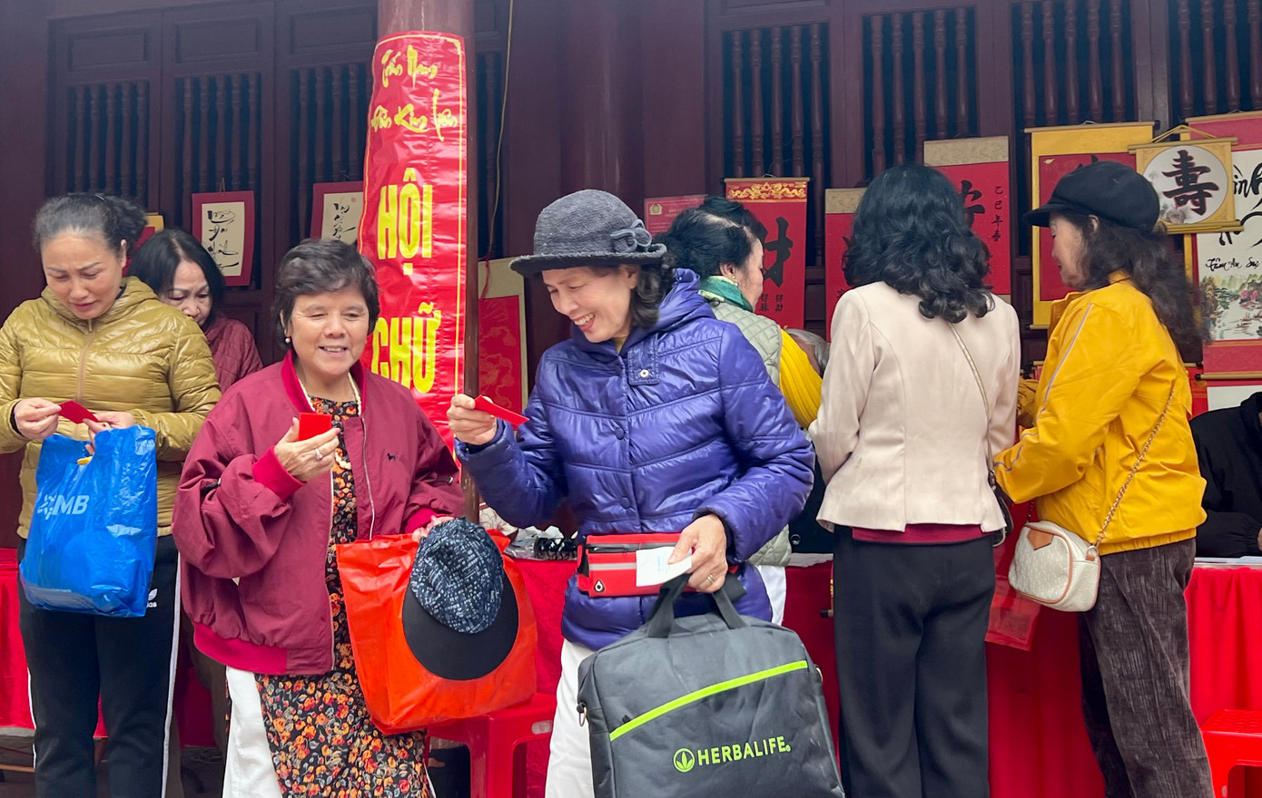 Các địa phương dịp cũng đẩy mạnh tuyên truyền, vận động, nâng cao ý thức, trách nhiệm của các cấp, các ngành, địa phương, nhân dân và khách du lịch. Cán bộ, công chức, viên chức, đảng viên phải thực hiện nghiêm các quy định pháp luật về tổ chức và tham dự lễ hội, vận động nhân dân không đốt đồ mã, vàng mã tràn lan, gây tốn kém, lãng phí.