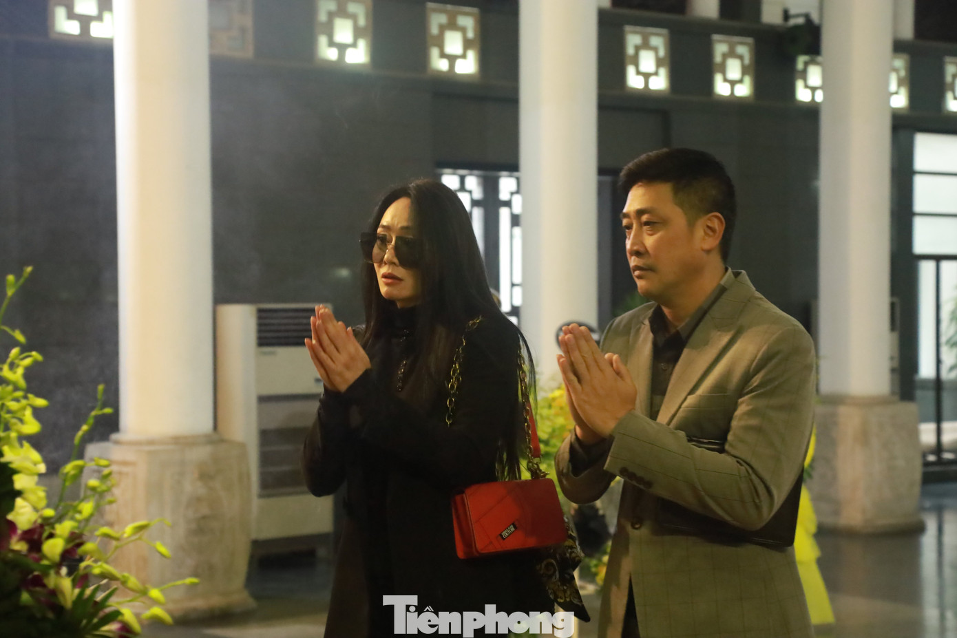 NSƯT Hồ Phong và nghệ sĩ Quách Thu Phương tới tiễn biệt vị đạo diễn tài hoa. Ảnh: TRỌNG TÀI. NSƯT Hồ Phong và nghệ sĩ Quách Thu Phương tới tiễn biệt vị đạo diễn tài hoa. Ảnh: TRỌNG TÀI.