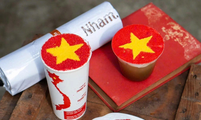 Một số quán cà phê trang trí không gian ngập cờ hoa. Một số quán cà phê trang trí không gian ngập cờ hoa.