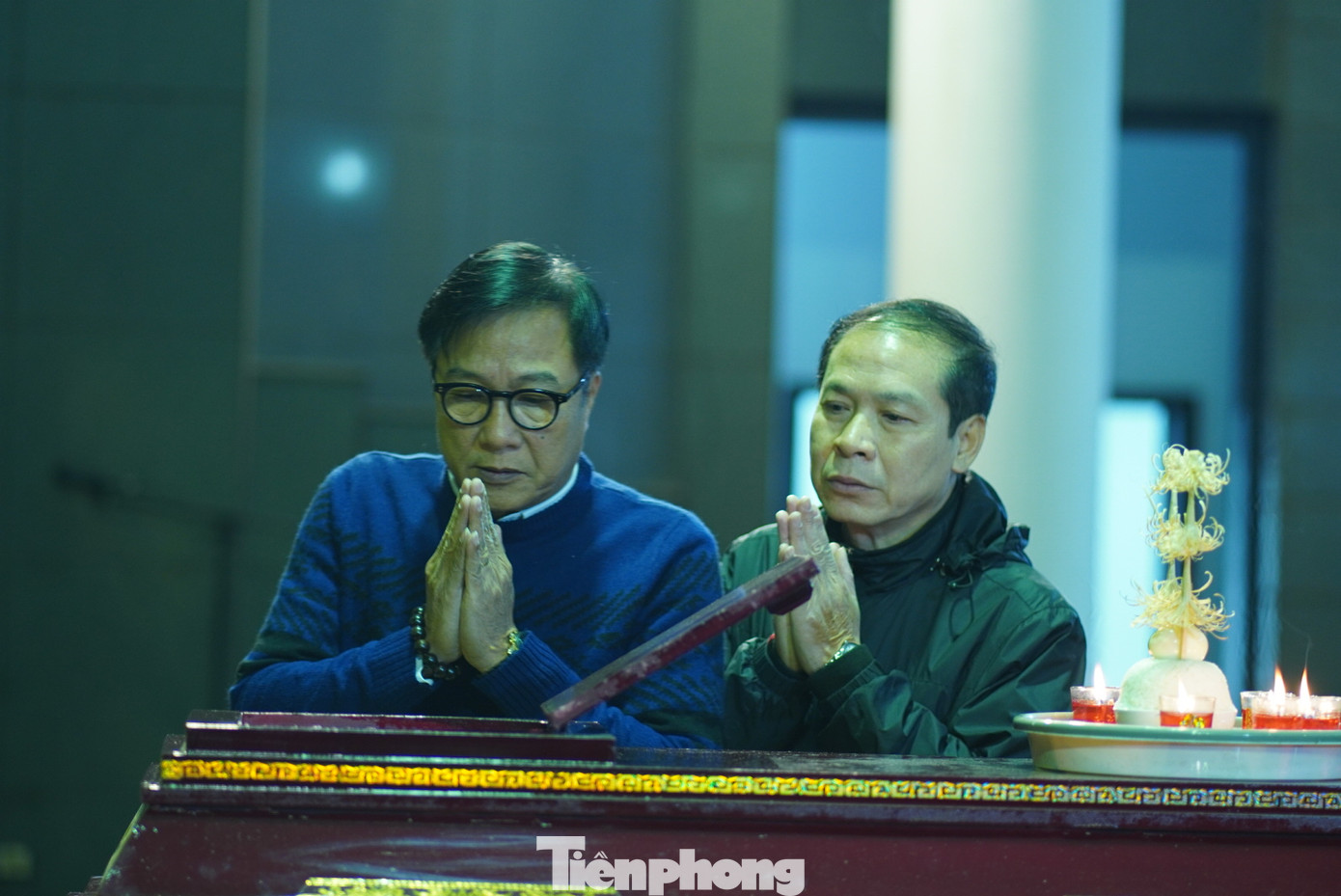 NSND Trọng Trinh và NSND Việt Thắng tại lễ viếng. Với NSND Trọng Trinh, NSND Trần Tiến là người thầy, người chú hiền hậu. Ảnh: TRỌNG QUÂN.