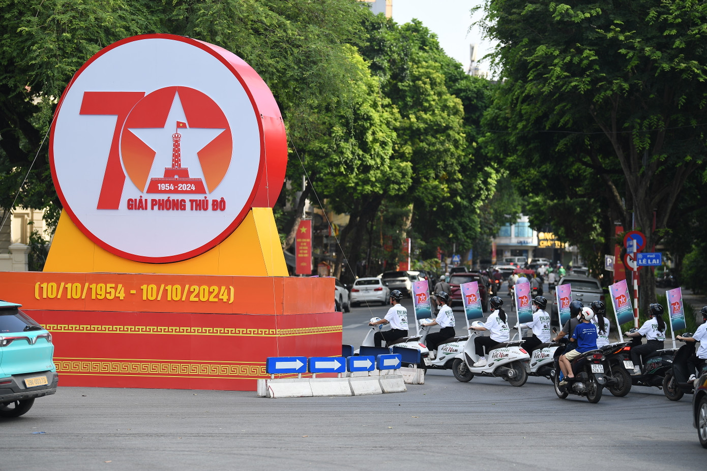 Khoảnh khắc đẹp của đoàn Roadshow Ngày thẻ Việt Nam 2024 bên cạnh công trình biểu trưng kỷ niệm 70 năm giải phóng Thủ đô.