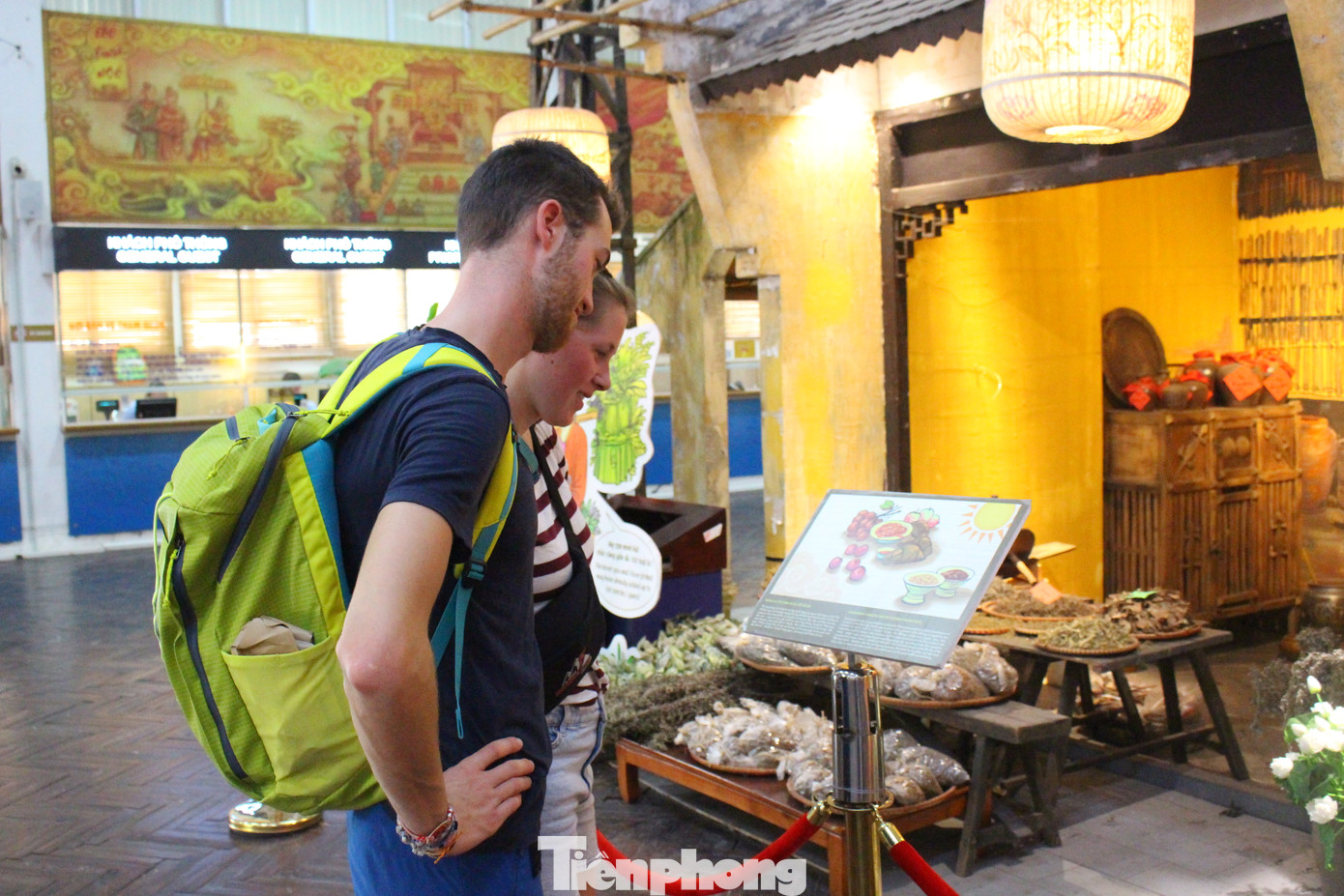 Du khách nước ngoài khám phá văn hóa cổ truyền Việt Nam. Thông qua triển lãm, BTC mong muốn lưu giữ và quảng bá các giá trị văn hóa cung đình Thăng Long, giới thiệu những nét độc đáo của Tết Đoan Ngọ xưa đến người dân và du khách.