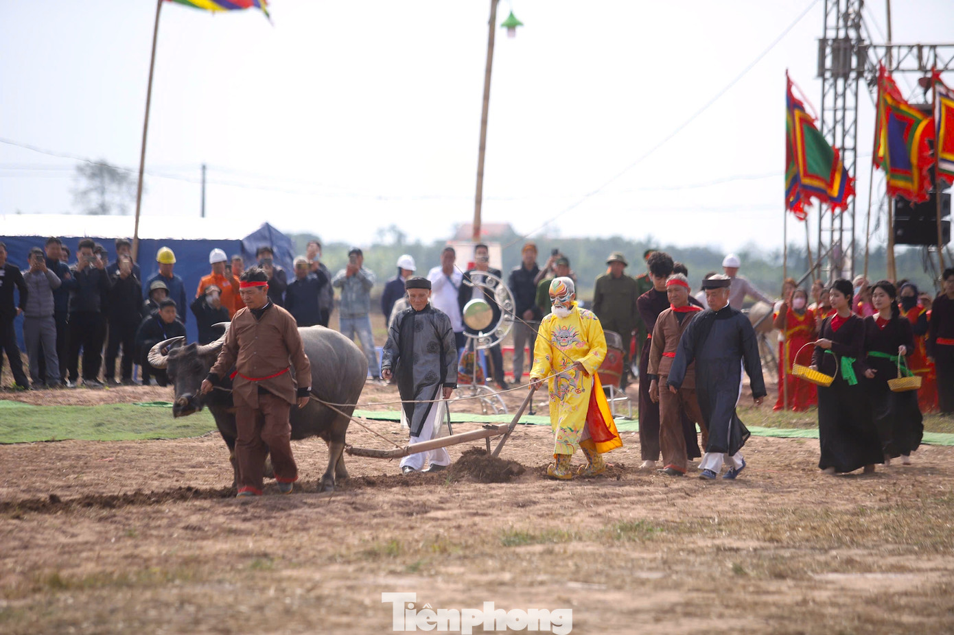 Lễ Tịch điền có nhà vua đích thân xuống ruộng. Sau lễ dâng hương, ông Nguyễn Ngọc An (75 tuổi) thực hiện nghi lễ nhập linh khí quân vương, đeo mặt nạ, khoác long bào bước xuống ruộng cày. Các thôn nữ theo sau gieo hạt giống. Ông An cho biết nhiều năm liền vinh dự đóng vai vua Lê Đại Hành tại lễ hội của địa phương.