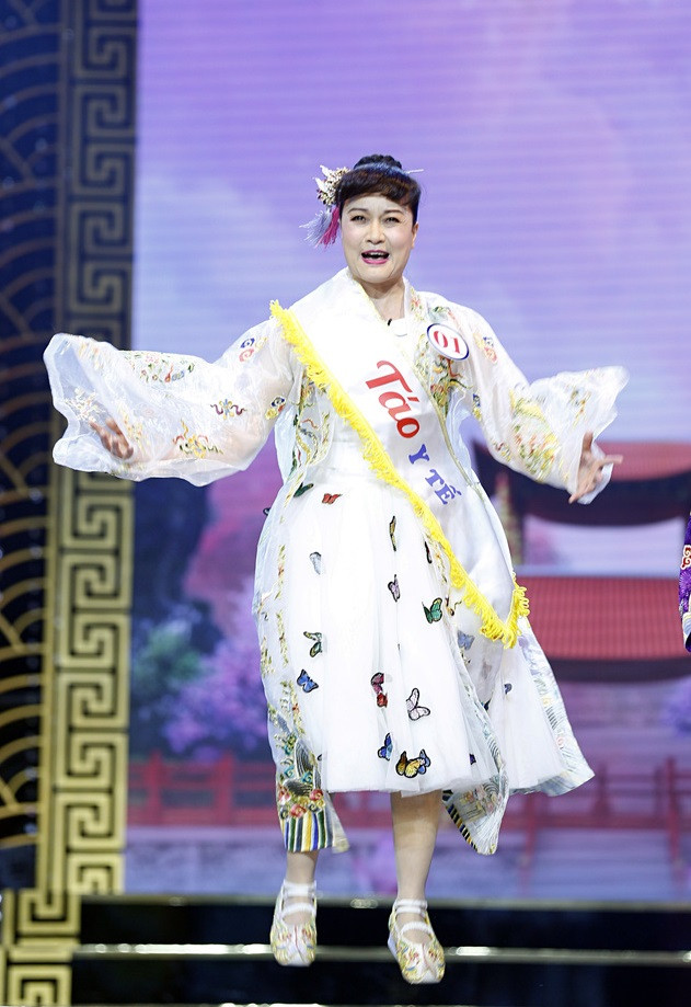 Vân Dung thường xuất hiện với những bộ cánh cầu kỳ, điệu đà. Vân Dung thường xuất hiện với những bộ cánh cầu kỳ, điệu đà.