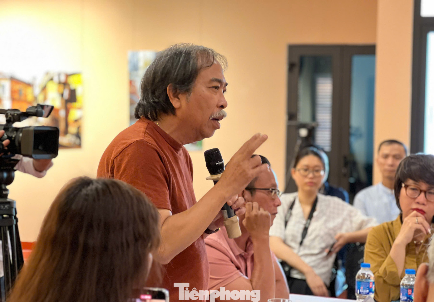 Nhà thơ Nguyễn Quang Thiều nhận định Phạm Thị Bích Thủy là cây viết thông minh.