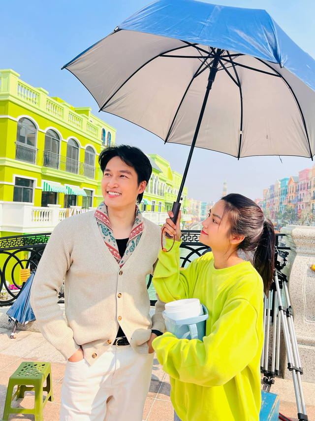 Đình Tú, Anh Đào chia sẻ hậu trường phim.